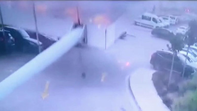 Fırtınada dev tabela araçların üzerine böyle düştü