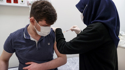 İstanbul'da 18 yaş ve üzeri vatandaşlar aşılanmaya başladı