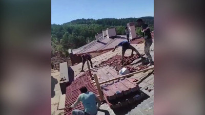 Parasını alamayan işçiler çatıdaki kiremitleri yere attı