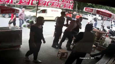 Büfede oturan engellileri acımasızca dövdüler