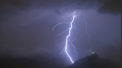 Düşen yıldırım can aldı