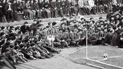 İzdihamdan taraftarların saha içine oturduğu maç hangisi