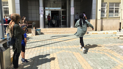 Kapanan kapıyı velilerin tezahüratları açtırdı