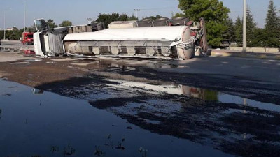 Mazot yüklü tankerin devrilme anı kamerada