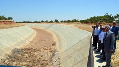 Nehrin kenarında su geçmeyen su kanalı