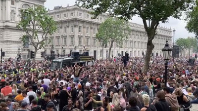 İngiltere'de korona virüs önlemleri protesto edildi