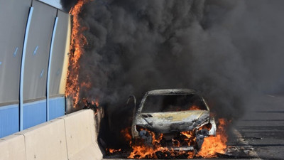 Hareket halindeki otomobil alev aldı