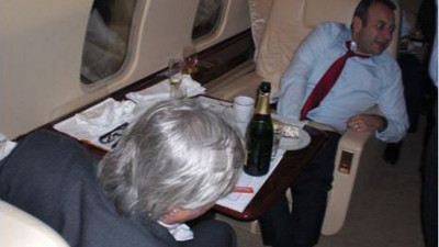 Egemen Bağış'ın özel uçakta içtiği şampanyanın fiyatı dudak uçuklattı