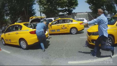 Sıcaklar etkisini gösterdi. Taksiciler sopalarla birbirine girdi