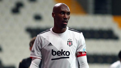 Atiba Hutchinson 1 yıl daha Beşiktaş'ta