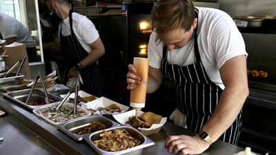 İngiltere'de, Sağlık Bakanı'nın istifası ücretsiz bin kebap dağıtılarak kutlandı