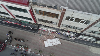 Güngören'de çatıdan kopan parça kaldırıma düştü