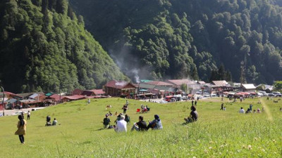 Ayder Yaylası'na giden yer bulamıyor
