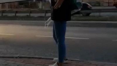 2 genç hemşire vızır vızır akan trafiğin arasına daldı