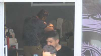 Esenyurt'ta yangına rağmen tıraşa devam etti