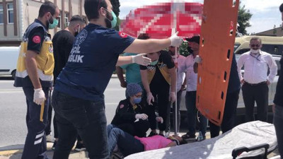 Otomobilin çarptığı kadına seyyar satıcıdan plaj şemsiyeli gölgelik