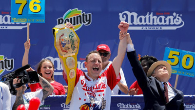 Dünya rekoru: 10 dakikada 76 sosisli sandviç yedi