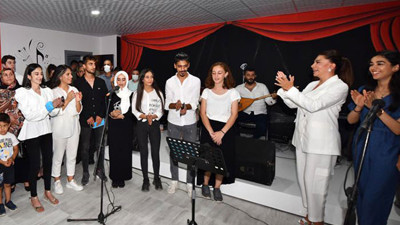 Ebru Yaşar Gülseven Ortaokulu'nda müzik ziyafeti. Ebru Yaşar öğrencilerle birlikte şarkı söyledi