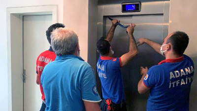 Plaza asansöründe mahsur kaldı