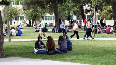 Bir üniversite daha aşı olmayan öğrencileri okula almayacağını açıkladı