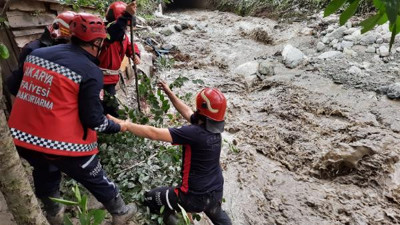 Taşan dere direkle birlikte Sami amcayı yuttu