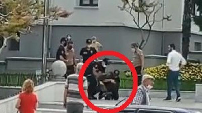 Atatürk heykeline çekiçle saldırdı. Çevik kuvvet etkisiz hale getirdi