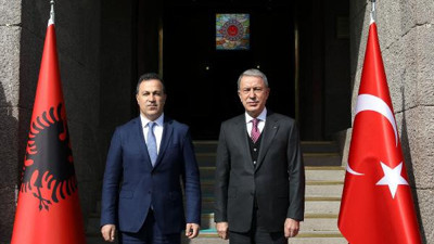 Bakan Akar, Arnavut mevkidaşıyla görüştü