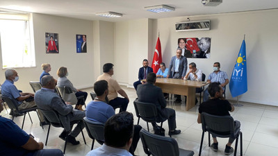 İYİ Parti'ye üye olanlara Kayseri İl Binasında rozetleri takıldı