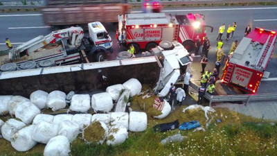 TIR'a ok gibi saplanan bariyer 2 can aldı