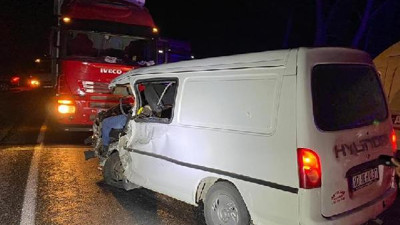 Minibüs ile kamyon çarpıştı 1 ölü 1 yaralı