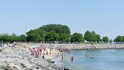 Avcılar'da vatandaşın deniz keyfi