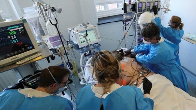 Aşı olmayan kadına iki farklı varyant aynı anda bulaştı