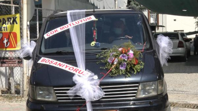 Gelin arabası gibi süslettiği arabayla boşanmaya gitti