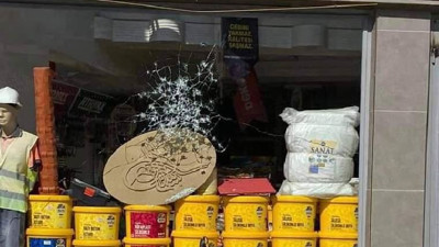 MHP'li başkana suç duyurusunda bulunan meclis üyesinin işyerini kurşunladılar