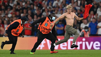 İtalya-İngiltere maçında sahaya taraftar girdi