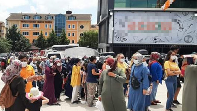 Halk üç gündür indirim kuyruğunda! İzdiham oluştu, bayılanlar oldu…