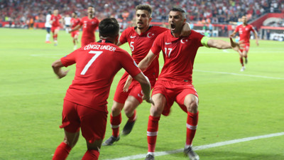 Burak Yılmaz ve Cengiz Ünder, EURO 2020'nin en kötü 11'inde