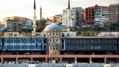 Osmanlı torunları Osmanlı'nın yaptığı camiyi otelle perdeledi. Tophane kıyısında rezalet