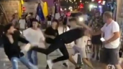 Antalya'da öfkeli gençler sokağı birbirine kattı. Kimse ayıramadı