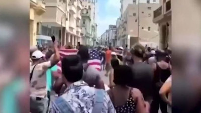 Küba sokaklarında ABD bayrakları. Castro ve Che'nin kemikleri sızlıyor