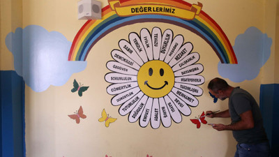Elektrik ustası gönüllü olarak sınıf duvarlarını renklendiriyor