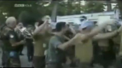 Hollanda askerlerinin Müslüman katliamına kanıttır bu. İnsanlığın utanç görüntüsü