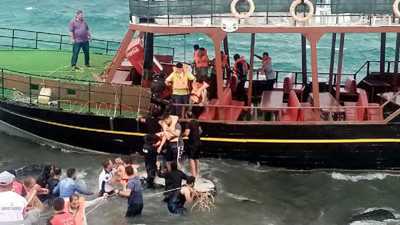 Van Gölü'nde tekne karaya oturdu