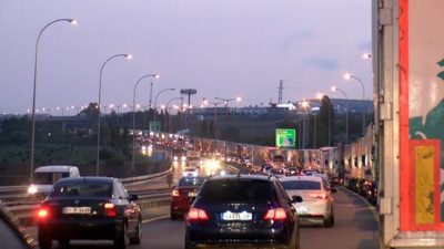 Gümrük yolunda uzun tır kuyruğu