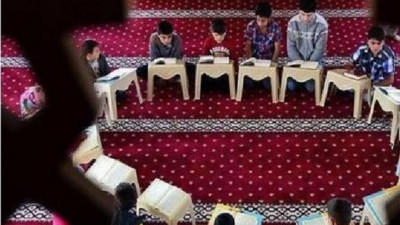 Kuran kursunda kapı koluna asılı bulunmuştu