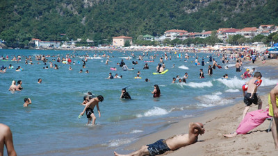 İnkum tatilcilerle doldu, beldeye araç girişleri durduruldu