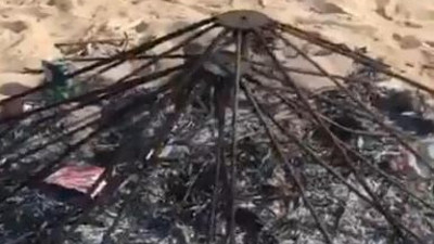 Bozcaada'da şezlongları kırıp, çöpleri yere attılar