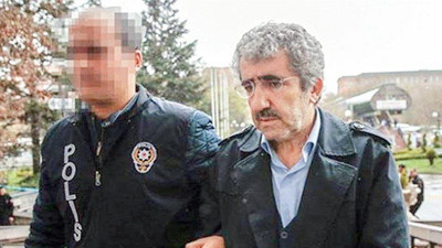 Üniversitede görevli lojmanda kalıyor maaş da alıyor