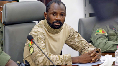 Geçici cumhurbaşkanına camide bıçaklı saldırı