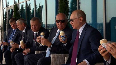 Dondurma verip milyarlık silah satıyor